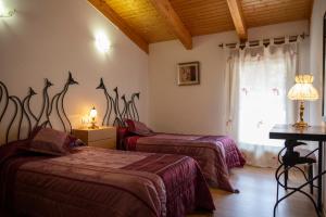 een slaapkamer met 2 bedden en een raam bij CASA RURAL MIRADOR DE PINARES in San Leonardo de Yagüe