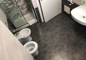 une salle de bain avec deux toilettes et un lavabo dans l'établissement 3G BAROQUE APARTMENTS, à Lecce 20 autres photos