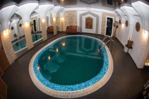 a large swimming pool in a hotel room at Shadow Boutique Hotel & Spa in Chişinău