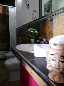 een badkamer met een wastafel en een toilet bij Mansarda mare red in Sciacca