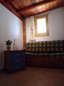 een woonkamer met een bank en een raam bij Mansarda mare red in Sciacca
