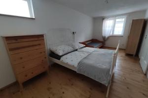 1 dormitorio con 1 cama, vestidor y ventana en Ubytovanie v Banskej Bystrici - dom s terasou en Banská Bystrica