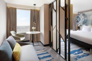 Postel nebo postele na pokoji v ubytování Novotel Suites Yogyakarta Malioboro