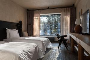 Voodi või voodid majutusasutuse Rooms Hotel Kokhta toas