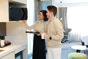 TV a/nebo společenská místnost v ubytování Novotel Suites Yogyakarta Malioboro