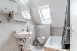 een badkamer met een wastafel, een toilet en een bad bij Private Apartment in Hannover