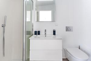 Koupelna v ubytování Faro Clara Suites + 37 fotografií
