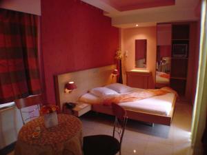 Кровать или кровати в номере Hotel Niki Piraeus