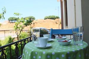 einem Tisch mit einem grünen und weißen Tischtuch aus Polyka-Punkten in der Unterkunft Daphne's house in Chania