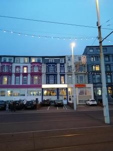 un edificio con coches estacionados en un estacionamiento en Rockcliffe Hotel en Blackpool