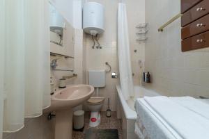 Koupelna v ubytování Rooms Feme