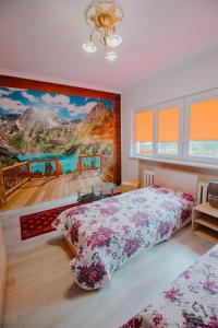 1 dormitorio con una gran pintura en la pared en Dimitrovi Rooms en Sofía
