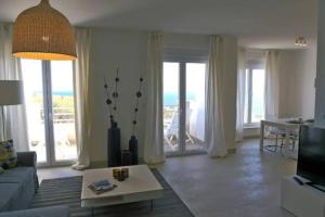 uma sala de estar com um sofá e uma mesa em Blue Moon Luxe Appartement C2-4 em Crikvenica