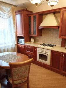 Ett kök eller pentry på 1-комнатная квартира ВИП уровня посуточно в Ужгороде. ул.И.Франка.
