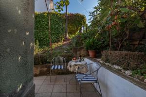 einen Tisch und Stühle auf einer Terrasse in der Unterkunft Rooms Feme in Trogir