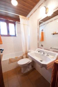 La salle de bains est pourvue d'un lavabo, de toilettes et d'une baignoire. dans l'établissement Casa lo Ferre, à Beceite