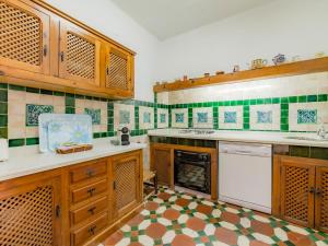 eine Küche mit grünen und weißen Wandfliesen in der Unterkunft Holiday Home Carmen Del Agua by Interhome in Granada