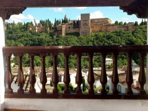 einen Balkon mit Blick auf ein Schloss in der Unterkunft Holiday Home Carmen Del Agua by Interhome in Granada