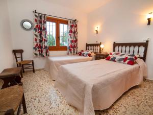 um quarto com 2 camas e uma janela em Holiday Home Silene by Interhome em La Canuta