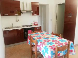 uma cozinha com uma mesa com uma toalha de mesa florida em Holiday Home Grande by Interhome em Vignacastrisi