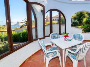 uma mesa e cadeiras num alpendre com vista para o oceano em Holiday Home Silene by Interhome em La Canuta
