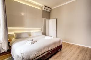 ein Schlafzimmer mit einem Bett mit zwei Handtüchern darauf in der Unterkunft Suite Santa Tecla in Mailand