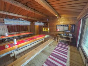 ルカにあるHoliday Home Sompsanniemi by Interhomeの木造キャビン内のベンチ付きの空き部屋