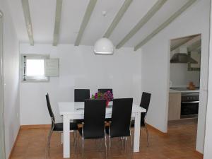 comedor con mesa blanca y sillas negras en Apartment Luna by Interhome, en Altea