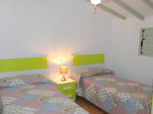 Tempat tidur dalam kamar di Apartment Luna by Interhome