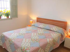 um quarto com uma cama com uma colcha em Apartment Bernia by Interhome em Altea