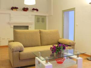 uma sala de estar com um sofá e uma mesa de vidro em Apartment Bernia by Interhome em Altea