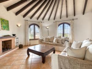 una sala de estar con un sofá y una mesa en Villa Tana by Interhome, en Balcón del Mar