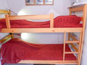 ラ・グランド・モットにあるApartment Aurore-4 by Interhomeの赤いシーツが備わるドミトリールームの二段ベッド2台分です。