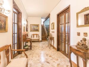 una sala de estar con un pasillo con muebles y ventanas en Apartment La Torretta by Interhome en Florence