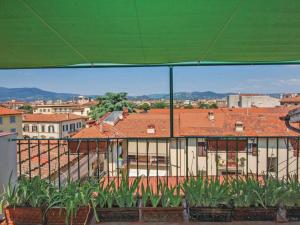 una sombrilla verde con vistas a la ciudad en Apartment La Torretta by Interhome en Florence