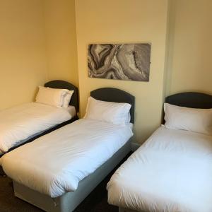 Un pat sau paturi într-o cameră la Royal Oak Hotel