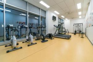 een fitnessruimte met verschillende loopbanden en crosstrainers bij Hotel Campus Sanpaolo in Turijn