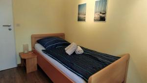 ein Schlafzimmer mit einem Bett und einem Handtuch darauf in der Unterkunft Ferien am Biotop in Rodenäs