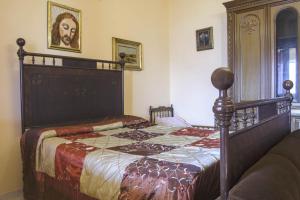 1 dormitorio con 1 cama con marco de madera en Montanari Agrivillage, en Narni