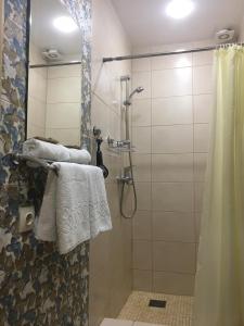 ケメロヴォにあるAvantaのバスルーム(シャワー、タオル付)