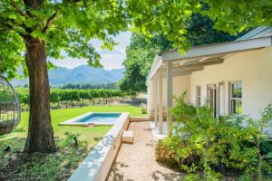 Bazén v ubytování La Chataigne Wines & Guest Cottages nebo v jeho okolí