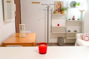 czerwone szkło siedzące na stole w salonie w obiekcie Apartamento Suite Next to Catedral w Sewilli +22 zdjęcia