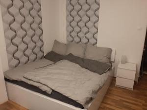 Ένα ή περισσότερα κρεβάτια σε δωμάτιο στο Prague apartment in Most near Golf club, aqua-hipo-autodrom in Most