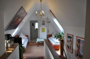 - un salon avec un escalier et un canapé dans l'établissement Pension Haus Gertrud, à Donauwörth