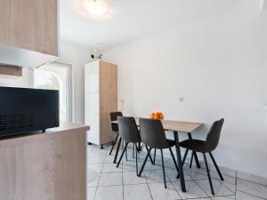 Zdjęcie z galerii obiektu Quaint Apartment in Vir with Sea Beach Nearby w mieście Vir