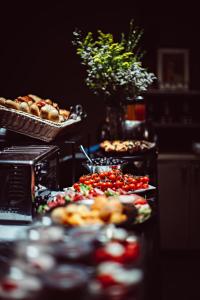 Une table avec de nombreux types différents de denrées alimentaires dans l'établissement Monsieur Cadet Hotel & Spa, à Paris