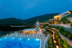 トルバにあるDuja Bodrumのリゾートの景色を望む客室で、夜はプールを利用できます。