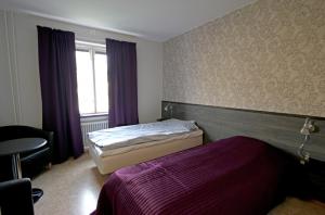 Posteľ alebo postele v izbe v ubytovaní Karlshamn Vandrarhem och Hotell
