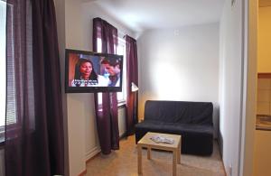 Televízia a/alebo spoločenská miestnosť v ubytovaní Karlshamn Vandrarhem och Hotell
