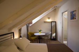 Schlafzimmer mit einem Bett, einem Tisch und Stühlen in der Unterkunft Villa Four Winds IV in Dubrovnik